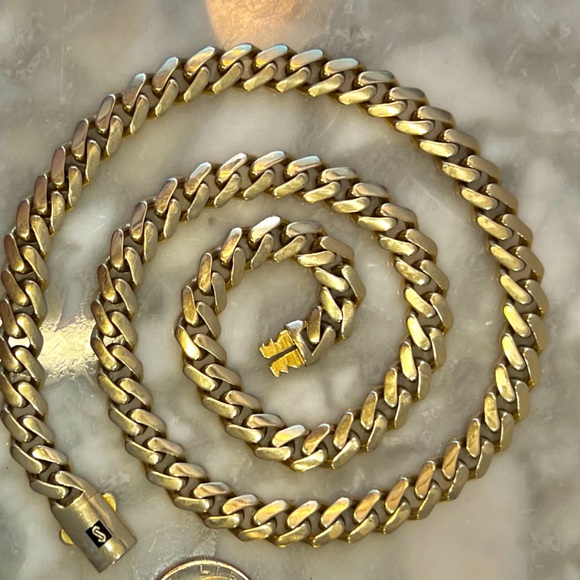 10K Gold Wide Chunky Cuban Link Necklace about 9mm wide 22 inches long. Strong! - Picture 12 of 15